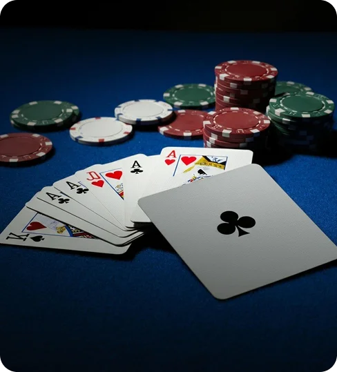 Kiterített póker kéz, a treff ász a fókuszban, színes kaszinó zsetonokkal körülvéve egy kék filc asztalon.