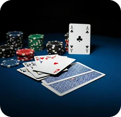 Royal flush kártyák egy kék pókerasztalon, halmozott kaszinó zsetonokkal, professzionális közeli felvétel egy nyerő kézről.